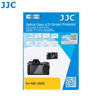 JJC GSP-Z6M3 相機鋼化玻璃螢幕保護貼 專為 Nikon Z6 III 及 Z50 II 全片幅與 APS-C 微單眼相機主螢幕與機頂 LCD 螢幕設計 採用 0.3mm 超薄 9H 超高硬度光學鋼化玻璃 具備 95% 高透光率防刮防爆與抗指紋疏油塗層 靜電吸附無氣泡自動貼合 2.5D 弧邊設計觸控靈敏順滑 不影響側翻式多角度翻轉螢幕反折合閉與色彩還原 隨附機頂小螢幕保護膜與清潔工具包 為尼康相機提供全方位防護 香港實體店