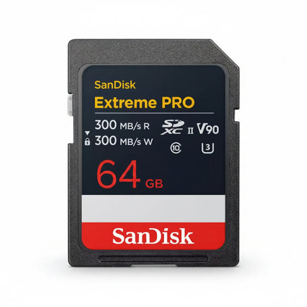 SanDisk Extreme PRO 64GB SDXC UHS-II 記憶卡，具備 300MB/s 讀取速度與 V90 錄影等級，適合 8K 專業攝影